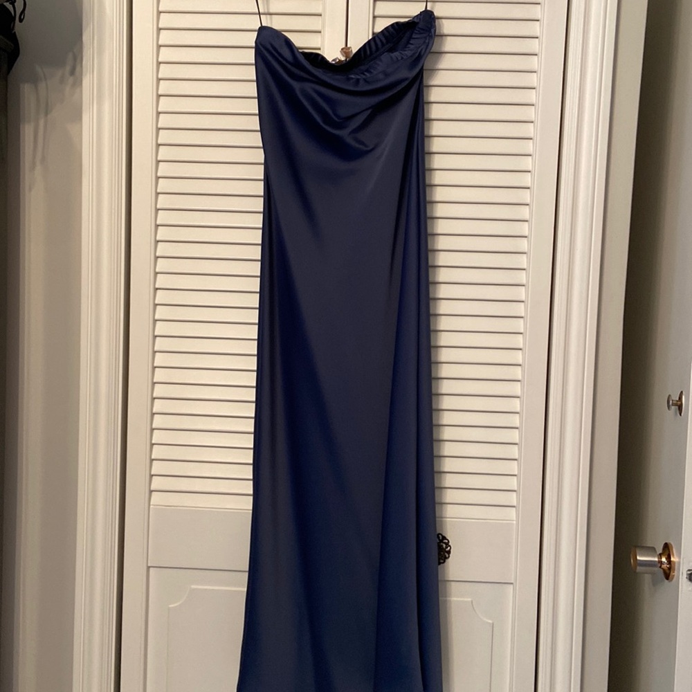 Beautiful strapless WAYF brand (size small) dress in a navy blue.